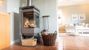 Fernseher, Kamin, DVD-Player, Stereoanlage