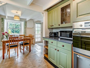 Oven, dishwasher, highchair, cookware/dishes/utensils - 2 Bed in Bodmin (oc-vinec) (Luxulyan)