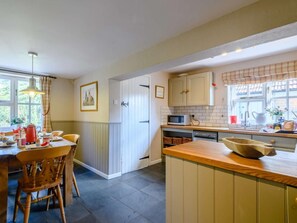 Oven, dishwasher, cookware/dishes/utensils - 3 Bed in Great Ryburgh (oc-kt143) (Great Ryburgh)