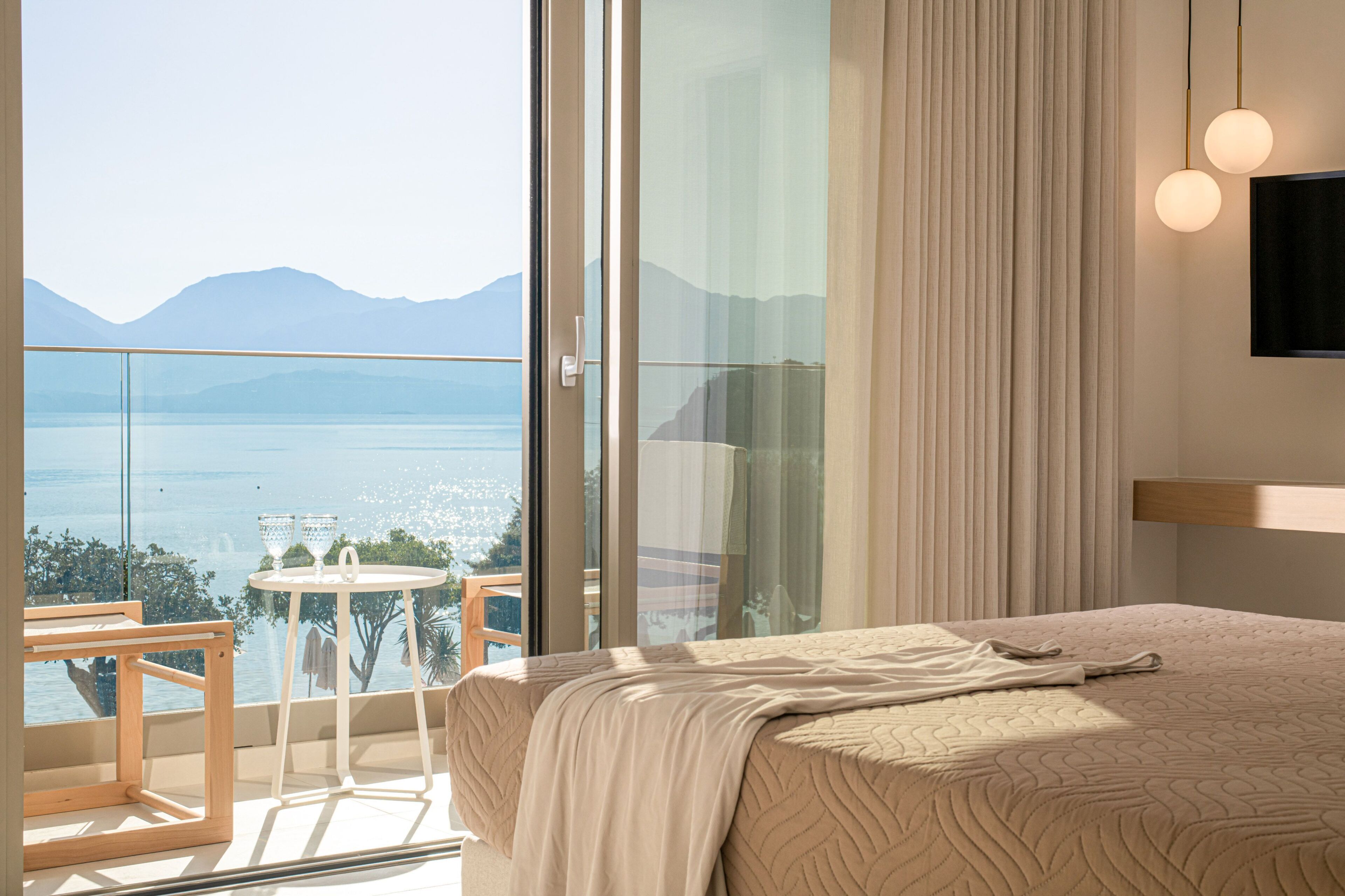 Camera Deluxe, balcone, vista mare | Una cassaforte in camera, una scrivania, insonorizzazione