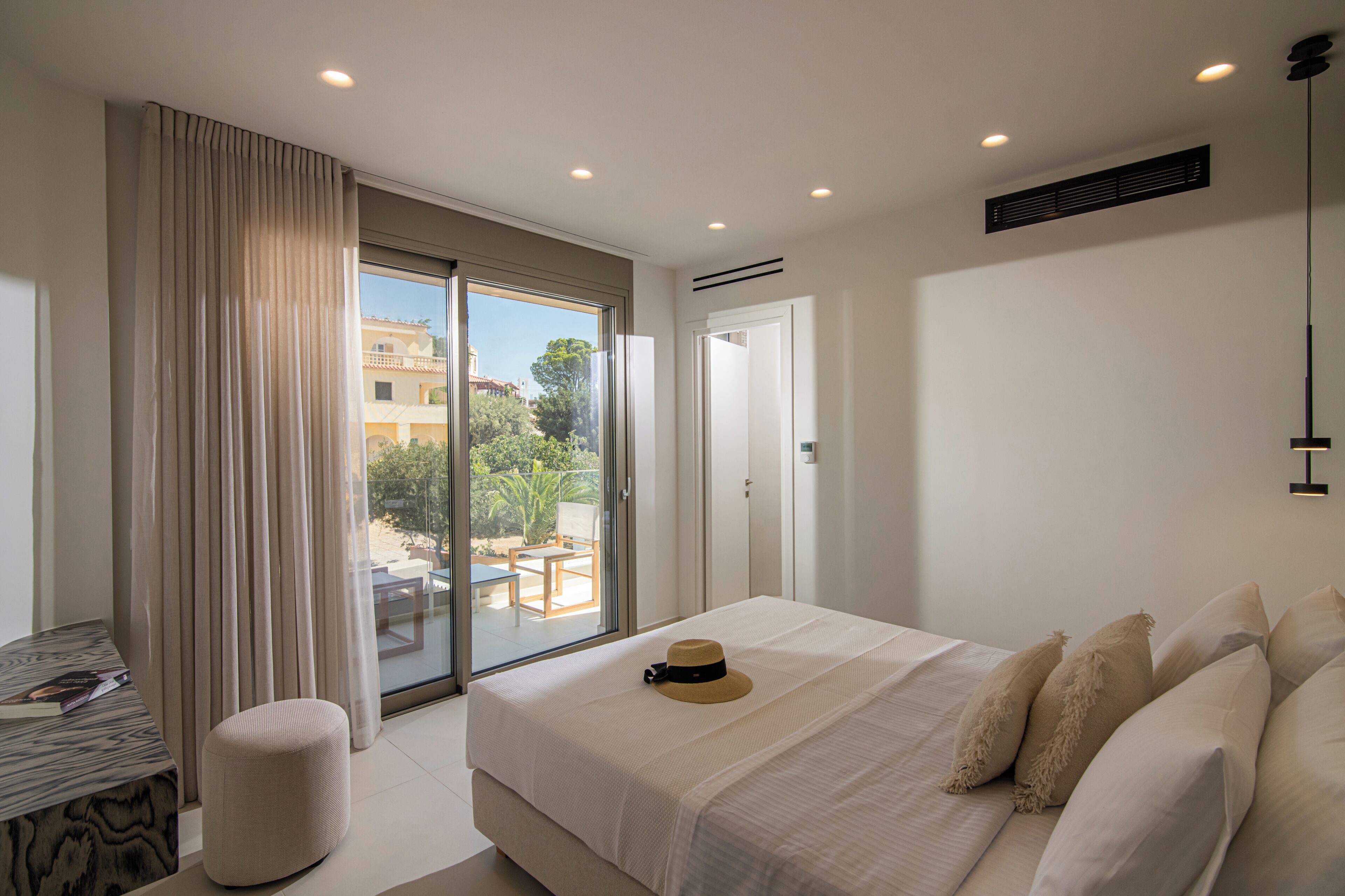 Deluxe-Zimmer, Balkon, eingeschränkter Meerblick | Zimmersafe, Schreibtisch, schallisolierte Zimmer, Bügeleisen/Bügelbrett