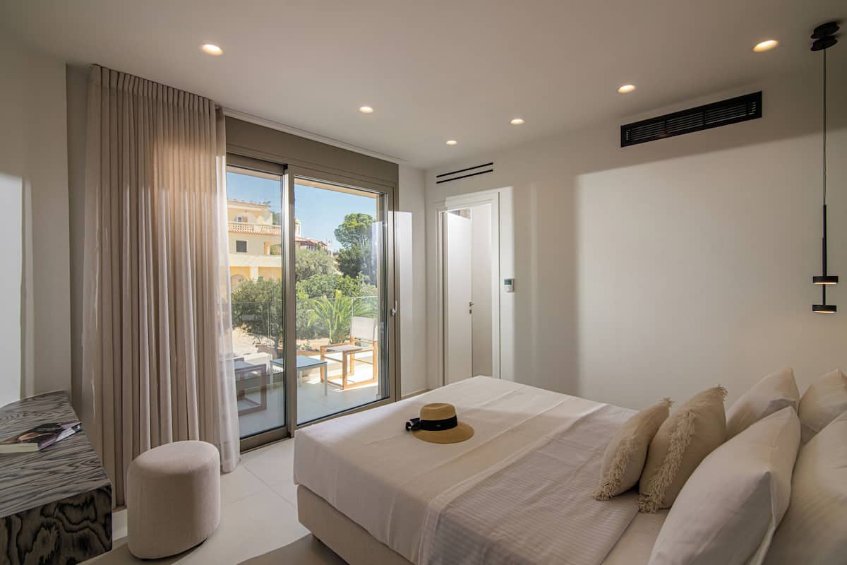 Deluxe-Zimmer, Balkon, eingeschränkter Meerblick | Zimmersafe, Schreibtisch, schallisolierte Zimmer, Bügeleisen/Bügelbrett