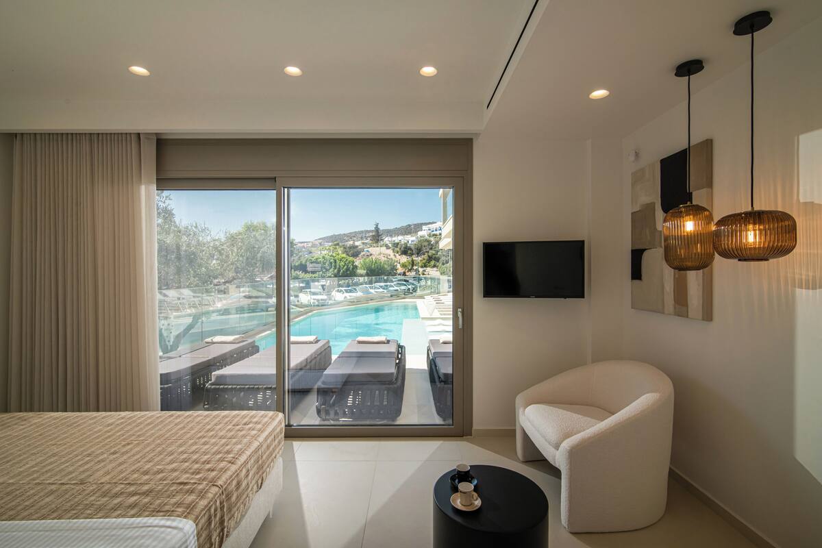 Deluxe Room, Patio, Pool View