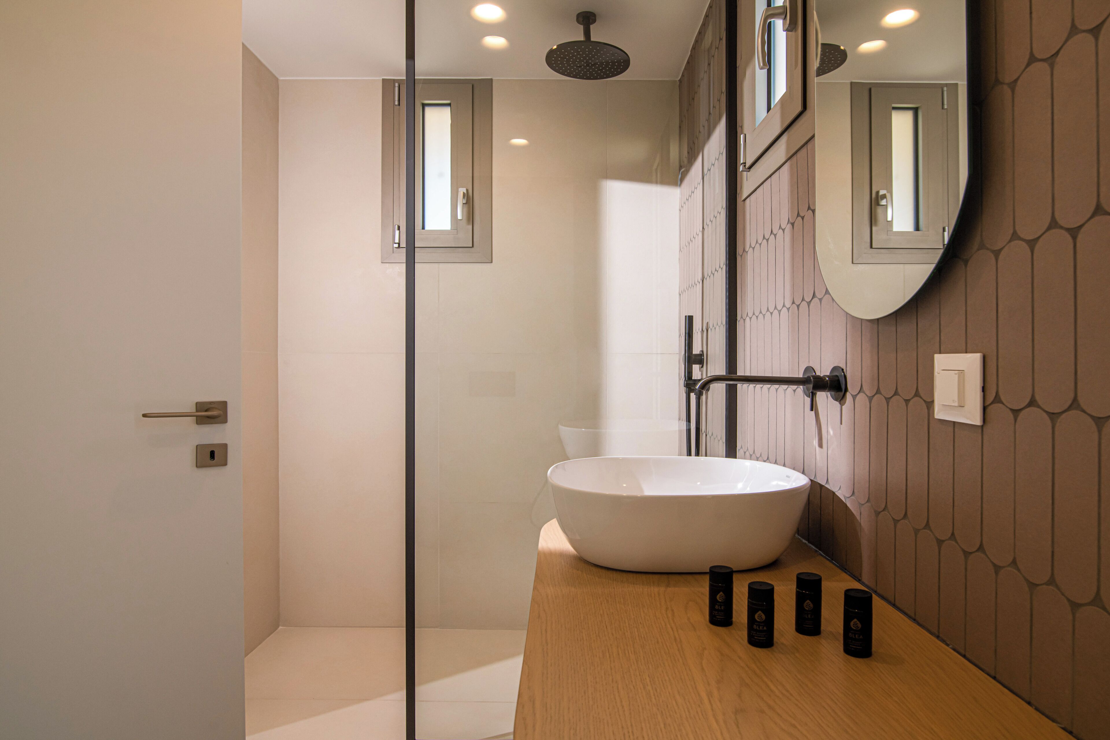 Junior suite, balkon, uitzicht op zee | Badkamer | Een douche, gratis toiletartikelen, een haardroger, pantoffels