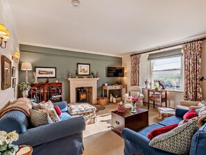 TV, fireplace - 3 Bed in Leyburn (oc-g0185) (Carlton)