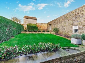 Property grounds - 3 Bed in Leyburn (oc-g0185) (Carlton)