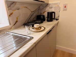 Wasserkocher mit Kaffee-/Teezubehör, Kühlschrank, Mikrowelle, Herdplatte