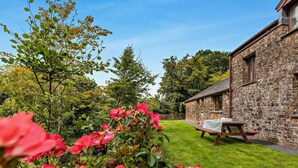 A stone building with a grassy yard and a picnic table. - 4 Bed in Holsworthy (oc-lamer) (Holsworthy Hamlets)