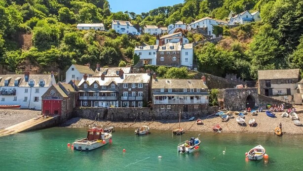 A coastal village with traditional buildings, a stone wall, and boats in the water. - 3 Bed in Bideford (oc-glake) (Hartland)