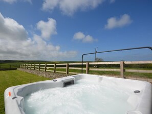 Outdoor spa tub - 3 Bed in Bideford (oc-glake) (Hartland)