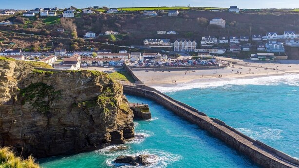 A coastal town with a prominent cliff, a beach, and a promenade. - 5 Bed in Redruth (oc-hellf) (Illogan)