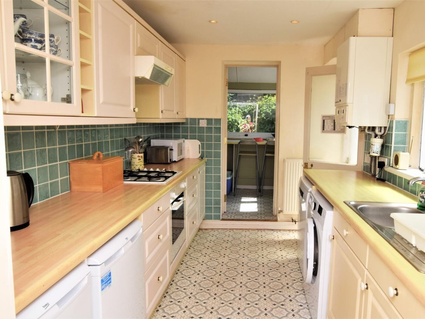 Microwave, oven, dishwasher, cookware/dishes/utensils
