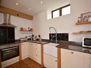 Oven, dishwasher, high chair, cookware/dishes/utensils - 2 Bed in Blagdon (oc-tforg) (Nempnett Thrubwell)