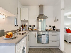 Horno, trona infantil y utensilios de cocina
