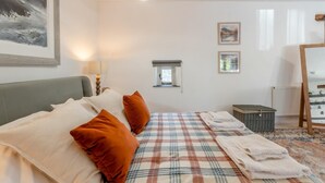 A bedroom with a bed, pillows, a blanket, a bedside table, a lamp, a window, and artwork on the walls. - 1 Bed in Tavistock (oc-highm) (Cudlipptown)