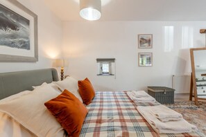 A bedroom with a bed, pillows, a blanket, a bedside table, a lamp, a window, and artwork on the walls. - 1 Bed in Tavistock (oc-highm) (Cudlipptown)