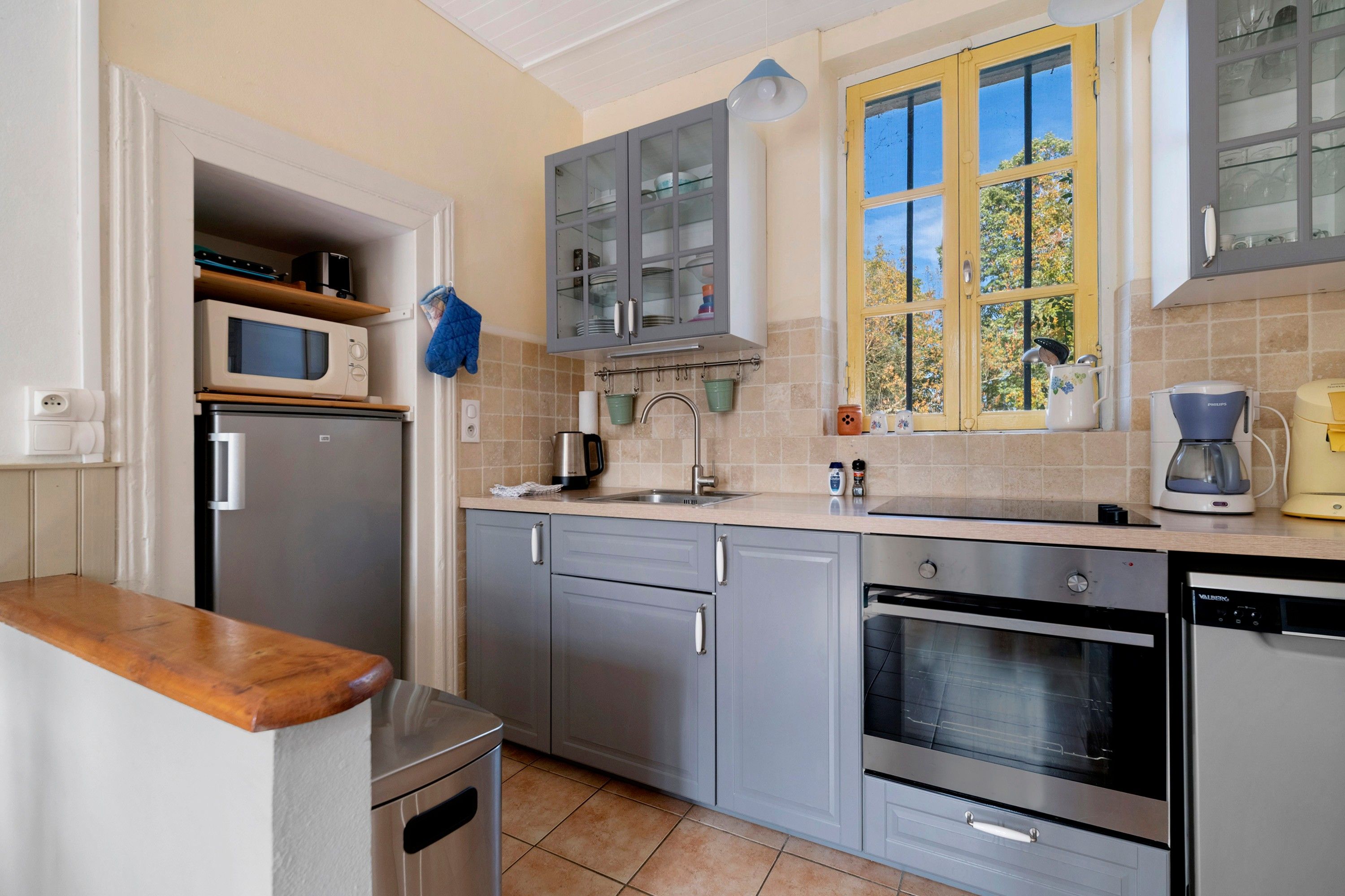 Coffee/tea maker, fridge, microwave, oven