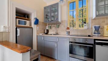 Coffee/tea maker, fridge, microwave, oven