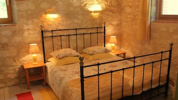 Tabla de planchar con plancha, wifi, ropa de cama