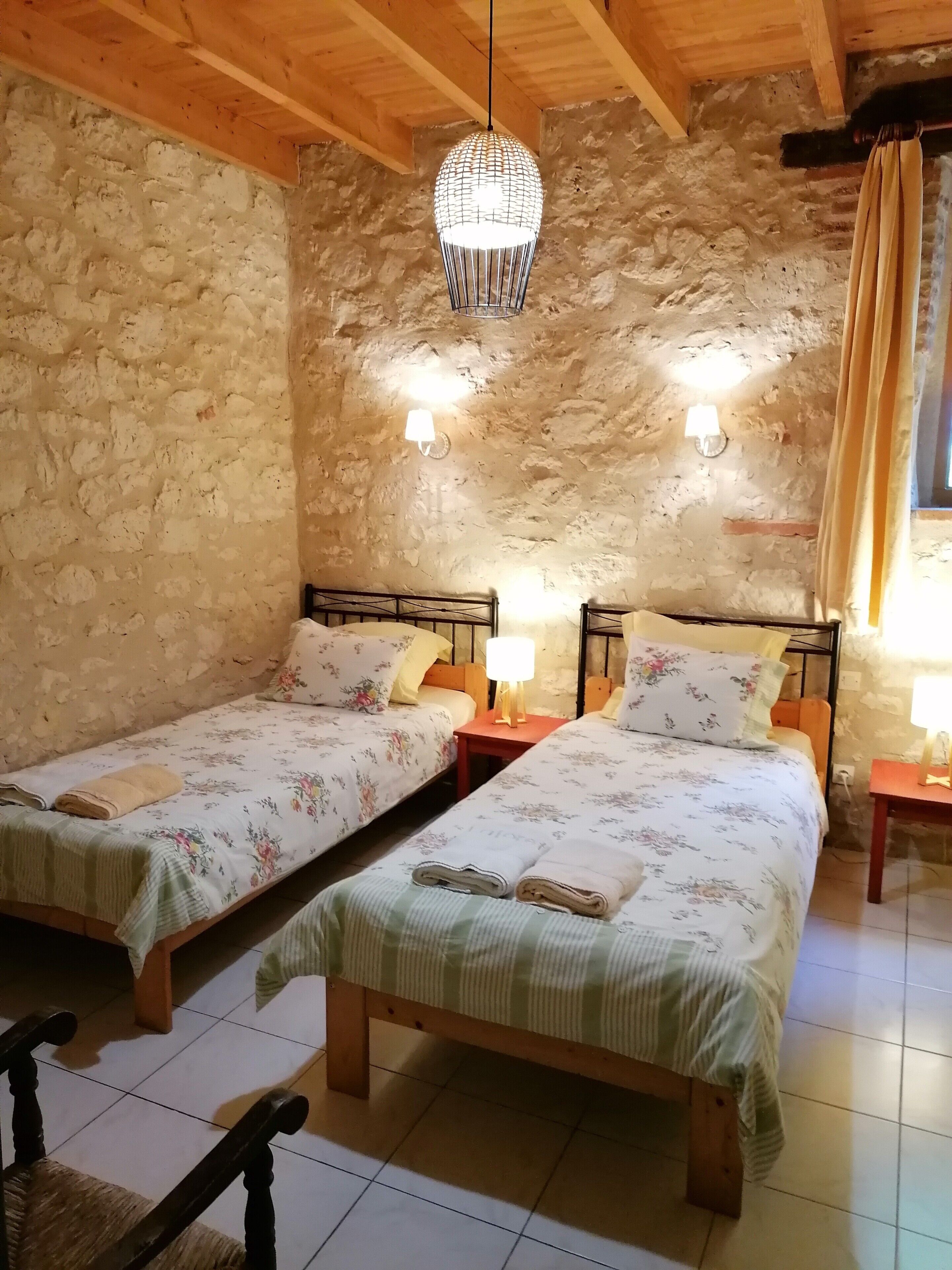 3 chambres, fer et planche à repasser, Wi-Fi, draps fournis