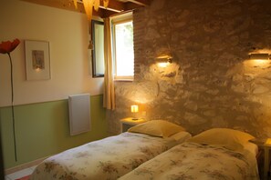 Room - Holiday Home “Domaine du Roujos - Gîte Ocre” with Shared Pool, Terrace and Wi-Fi (Beaumont-de-Lomagne)