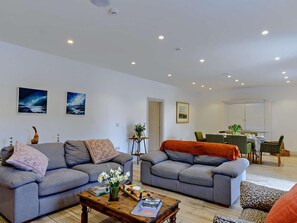 TV, fireplace - 3 Bed in Kirkbymoorside (oc-g0001) (Kirkbymoorside)