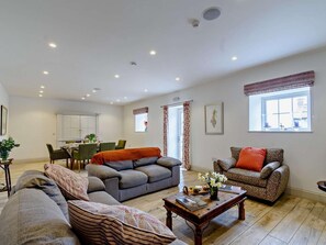 TV, fireplace - 3 Bed in Kirkbymoorside (oc-g0001) (Kirkbymoorside)