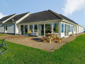 Outdoor dining - 2 Bed in Tenby (oc-fb186) (Tenby)