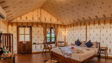 Phòng Suite Superior, quang cảnh resort | Két bảo mật tại phòng, bàn, khu vực làm việc phù hợp cho laptop