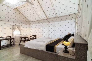 Quarto casal superluxo, vista para o deserto | Cofres nos quartos, escrivaninha, espaço de trabalho para notebook
