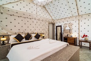 Quarto casal superluxo, vista para o deserto | Cofres nos quartos, escrivaninha, espaço de trabalho para notebook