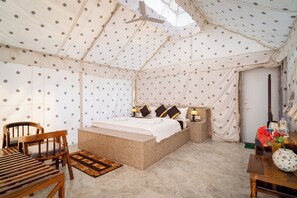 Quarto casal superluxo, vista para o deserto | Cofres nos quartos, escrivaninha, espaço de trabalho para notebook