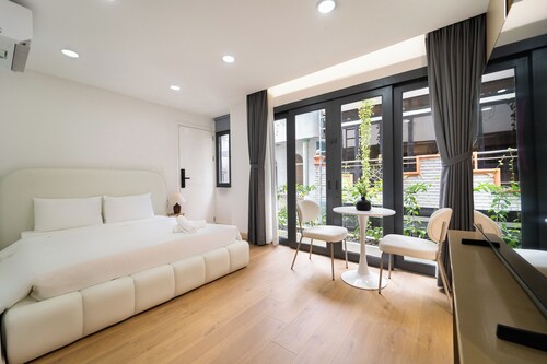 Double Room With Balcony Garden View District 1