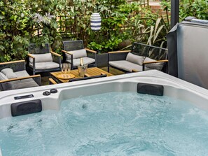 Outdoor spa tub - 4 Bed in Aspatria (oc-sz119) (Hayton)