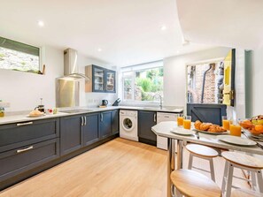 Oven, dishwasher, high chair, cookware/dishes/utensils - 4 Bed in Eastbourne (oc-ehc30) (East Dean)
