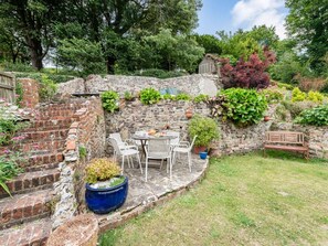 Outdoor dining - 4 Bed in Eastbourne (oc-ehc30) (East Dean)