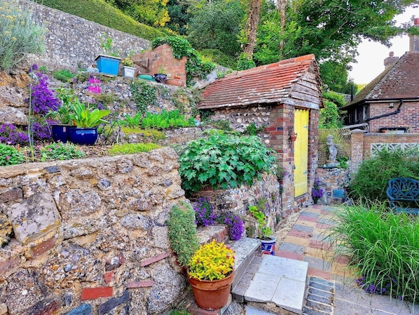 Property grounds - 4 Bed in Eastbourne (oc-ehc30) (East Dean)
