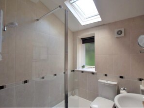Bathroom - 2 Bed in Coniston (oc-lcc17) (Coniston)