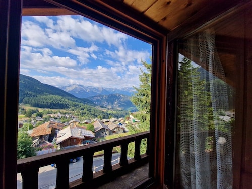 Chalet 'Du Sapin Rouge' with Mountain View and Air Conditioning