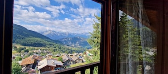 Chalet 'Du Sapin Rouge' with Mountain View and Air Conditioning