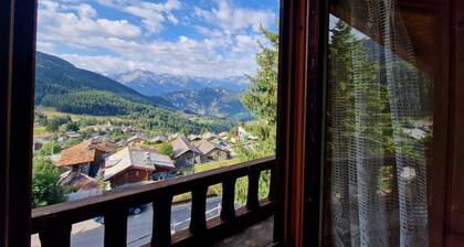 Chalet 'Du Sapin Rouge' with Mountain View and Air Conditioning