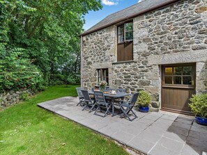Outdoor dining - 4 Bed in Helston (oc-trwap) (Coverack)
