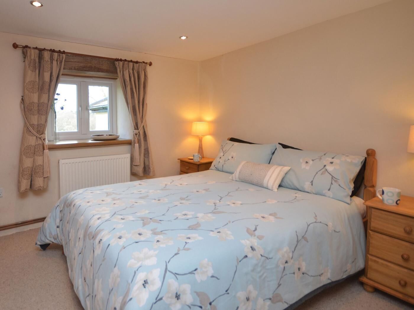 2 bedrooms, travel crib, WiFi (free), bed sheets