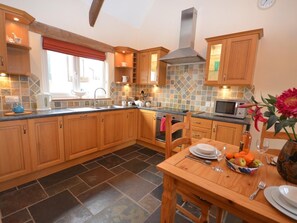 Oven, dishwasher, high chair, cookware/dishes/utensils - 2 Bed in Exeter (oc-medvi) (Tedburn Saint Mary)