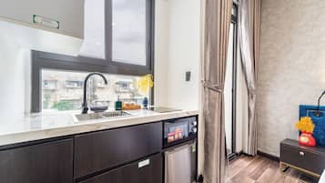 Una cucina moderna con un'ampia finestra, elettrodomestici integrati e vista sulla città.