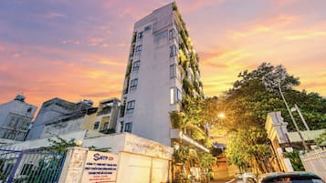 Un edificio a più piani con un cartello che indica che si tratta di un hotel.