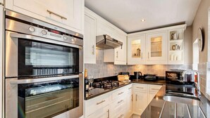 Microwave, oven, high chair, cookware/dishes/utensils - 2 Bed in Harrogate (oc-hh037) (Harrogate)