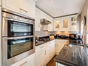 Microwave, oven, high chair, cookware/dishes/utensils - 2 Bed in Harrogate (oc-hh037) (Harrogate)