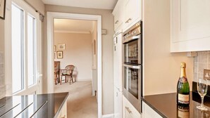 Microwave, oven, high chair, cookware/dishes/utensils - 2 Bed in Harrogate (oc-hh037) (Harrogate)