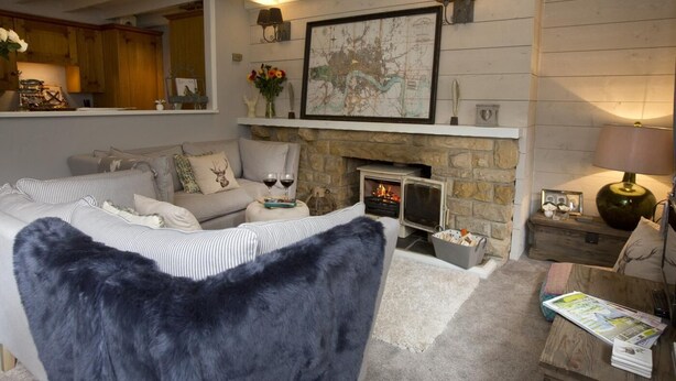 TV, fireplace - 2 Bed in Sandsend (oc-g0128) (Sandsend)
